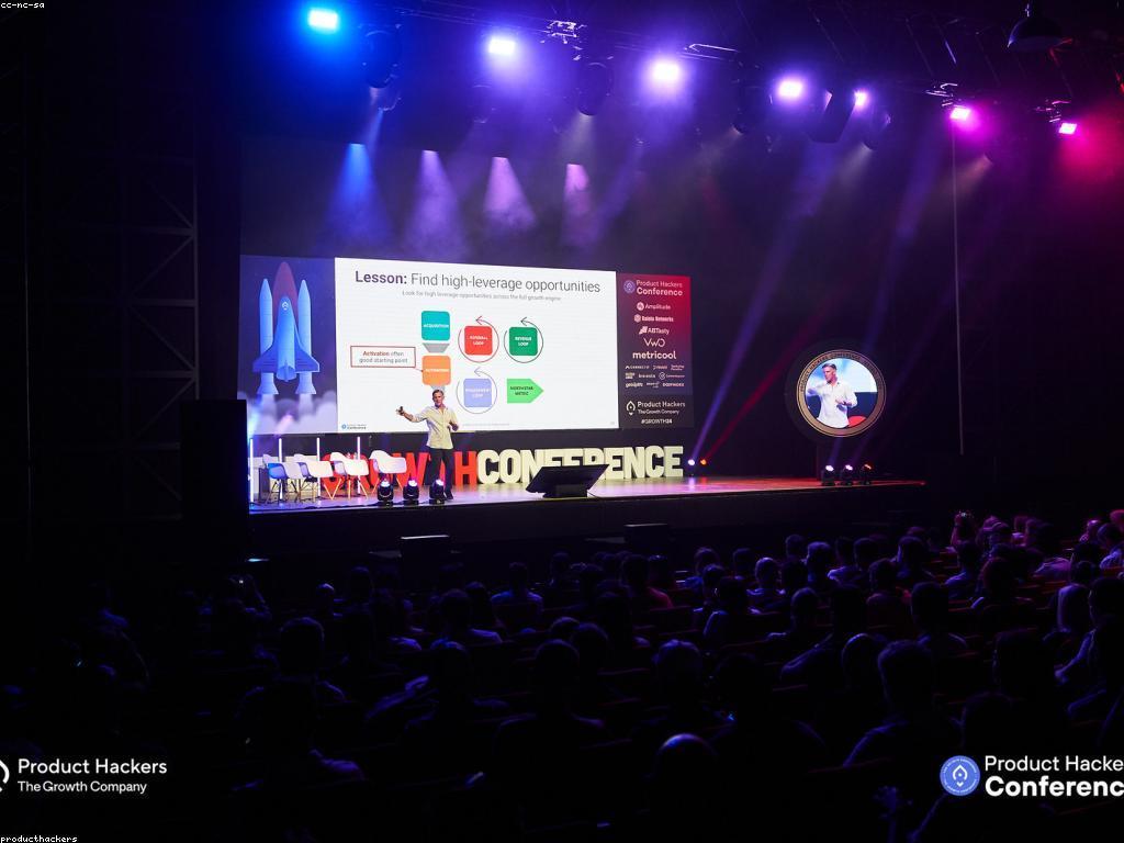 យុទ្ធសាស្ត្រការប្រកួតនិងការផ្តល់ជូនដើម្បីទាក់ទាញអតិថិជន